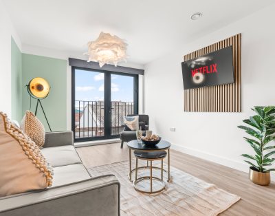 Contemporary 2BR Apartment · Ideal for 4 Guests · Liverpool